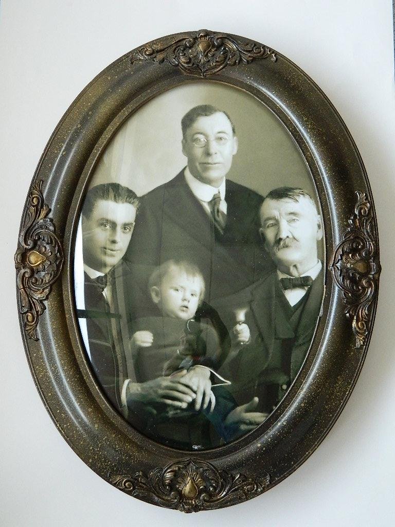 18.5" x 25" Convex Glass Antique Frame: Up for auction we have a 25"x 18.5" convex glass antique frame.