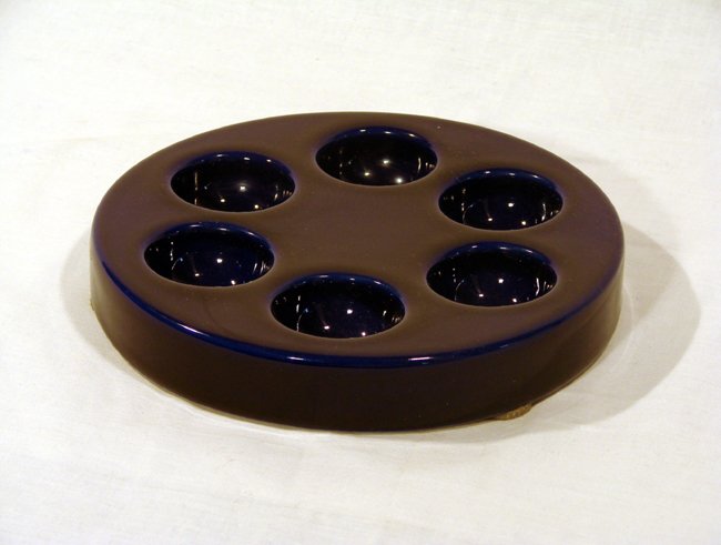 Ceramic egg-cup Angelo Mangiarotti, Prod. Fratelli Bram: Blue Ceramic egg-cup. Signed with manufacturer's mark. 1968. By Angelo Mangiarotti, Fratelli Brambilla. Portauova in ceramica di colore blu.Simbolo grafico impresso sulla base. 1968. Dimensions: cm 17