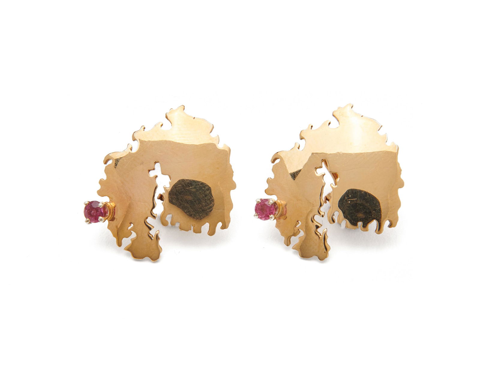 SAM SHAW 14K Gold Earclips: SAM SHAW 14K Gold Earclipsthe earclips each in the form of Mount Desert Island, Maine with one circle-cut ruby; 4.49 dwts.; lg. 3/4 in.Provenance: The Estate of a Manchester-by-the-Sea, Massachusetts