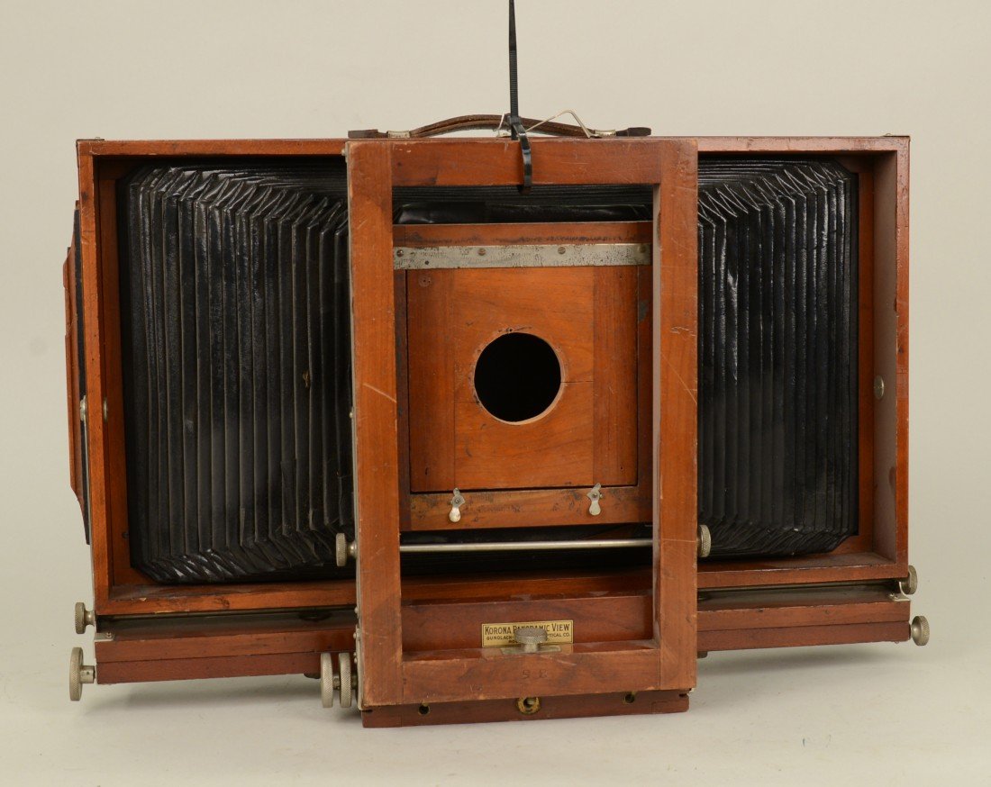 KORONA PANORAMIC VIEW BELLOWS CAMERA, Gundlach-Manhatta: KORONA PANORAMIC VIEW BELLOWS CAMERA, Gundlach-Manhattan Optical Co., Rochester, N.Y.; width: 20 inches