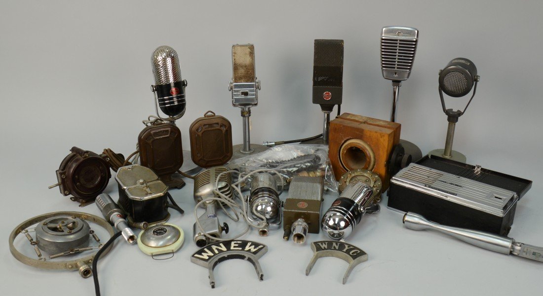 BOX LOT OF MICROPHONES: BOX LOT OF MICROPHONES