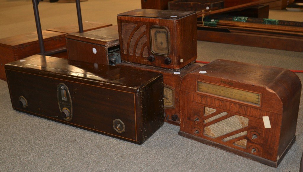 GROUP LOT OF FIVE RADIOS; including an RCA Radiola 18, : GROUP LOT OF FIVE RADIOS; including an RCA Radiola 18, RCA 14 130 and three Philco table models