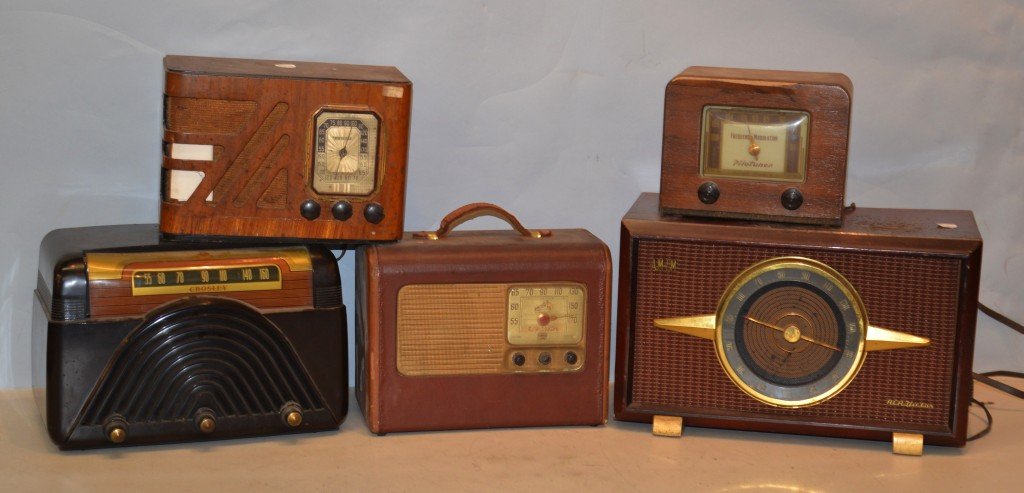 GROUP LOT OF FIVE TABLE RADIOS: GROUP LOT OF FIVE TABLE RADIOS; including makers, Zenith, RCA Victor, Pilot, Philco; together with a BAKELITE CROSLEY