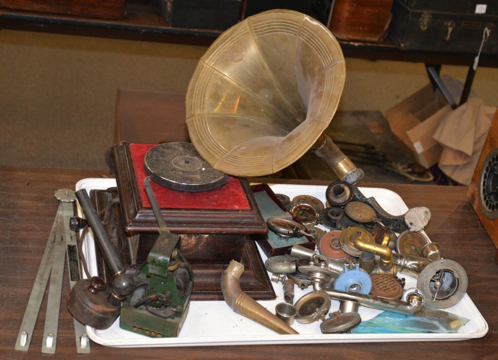 LARGE BOX LOT OF VICTROLA AND GRAMAPHONE PARTS: LARGE BOX LOT OF VICTROLA AND GRAMAPHONE PARTS