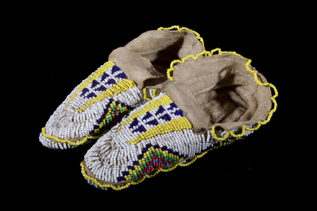 Sioux Fully Beaded Fancy Edge Mocassins (1 of 8)