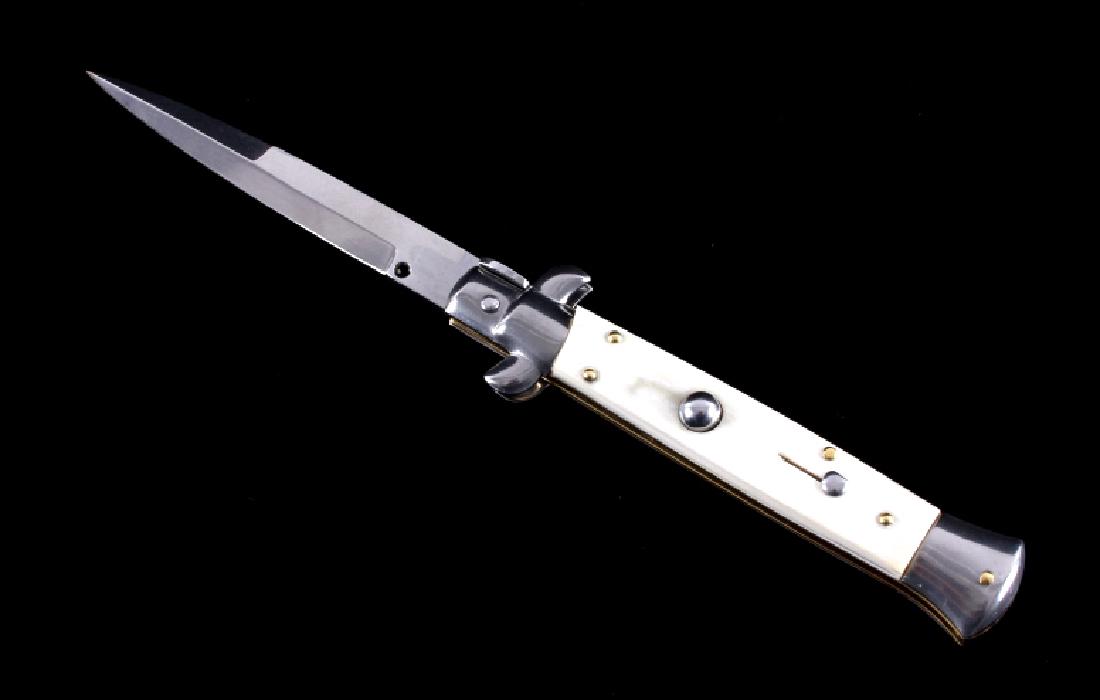 Frank Beltrame Italian Stiletto Switchblade Knife: This is a Frank Beltrame stiletto switchblade knife with a honey horn handle. The knife features a bayonet style blade marked "Frank B. Italy". The switchblade knife is in very good condition with a s