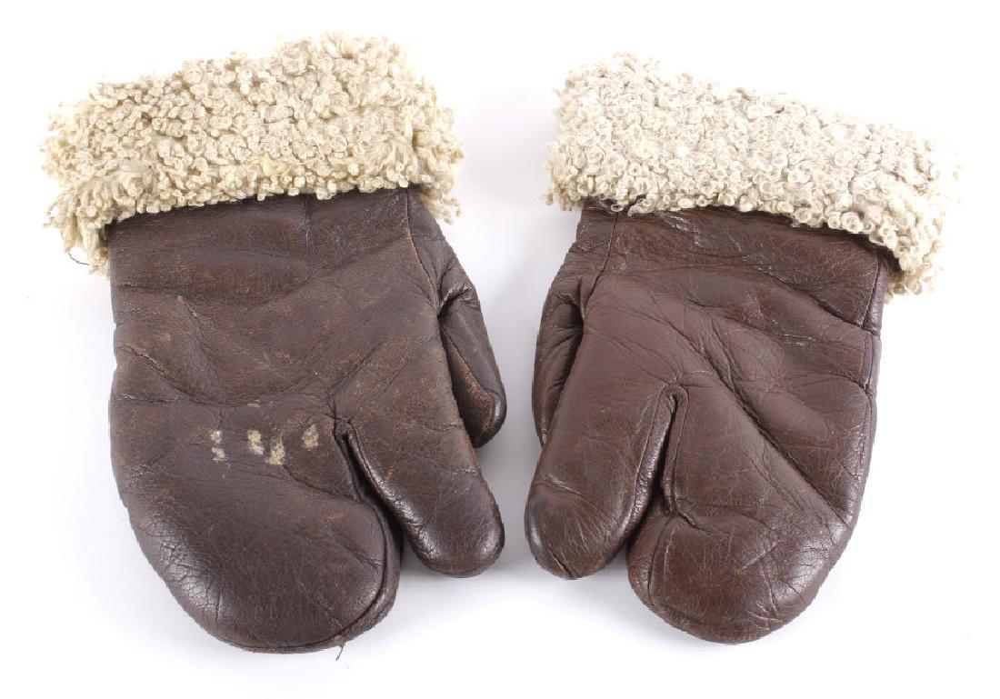WW2 Era A-9 Sheepskin Bomber Gauntlet Gloves: Offered in this lot is a set of World War 2 era pigskin lobster claw, gauntlets. The gloves show a supple pigskin outer, with a curly sheepswool interior liner. The gloves can be worn in one of two wa