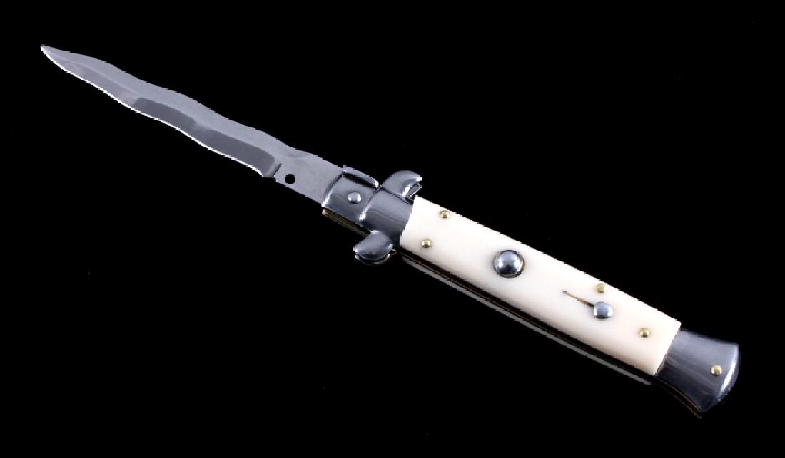 Frank Beltrame Italian Stiletto Kriss Switchblade: This is a Frank Beltrame Italian stiletto switchblade knife. The knife is marked "Frank B Italy" and features a cream toned celluloid handle with a kriss blade. The knife shows very good condition. It
