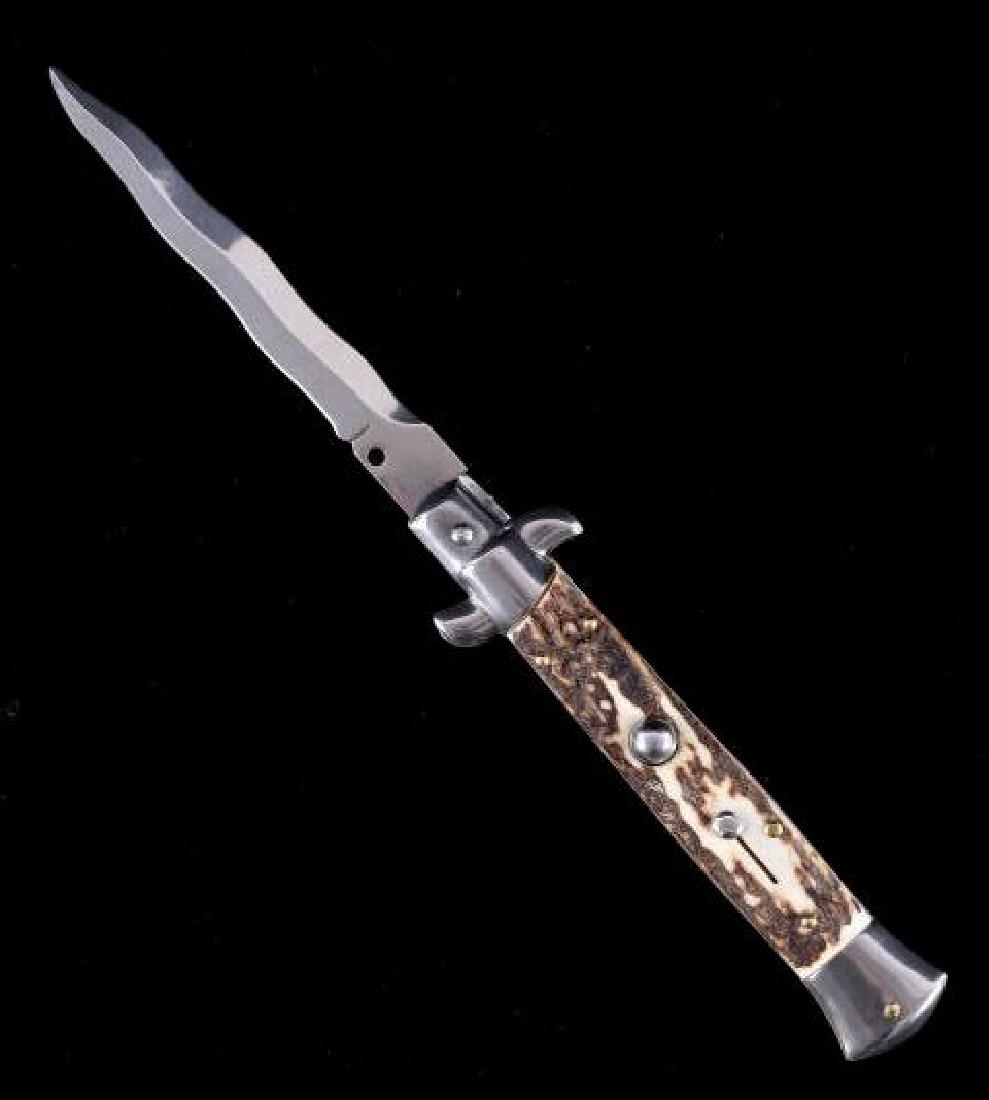 Frank Beltrame Italian Stiletto Kriss Switchblade: This is a Frank Beltrame stiletto switchblade knife with a stag horn handle. The knife features a kriss style blade marked "Frank B. Italy". The switchblade knife is in very good condition with a stro