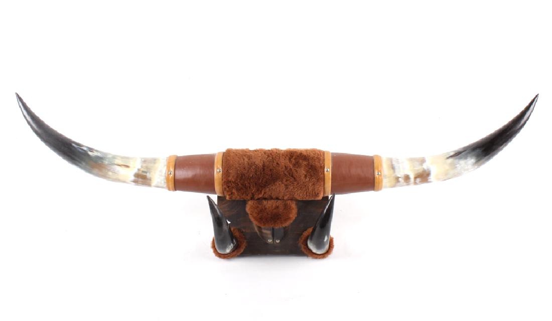 Texas Longhorn Deluxe Custom Wall Mount: For your consideration in this lot we have a Texas longhorn deluxe custom wall mount. The mount shows a set of good Texas longhorn steer horns. The horns ends are wrapped in leather and faux fur and a