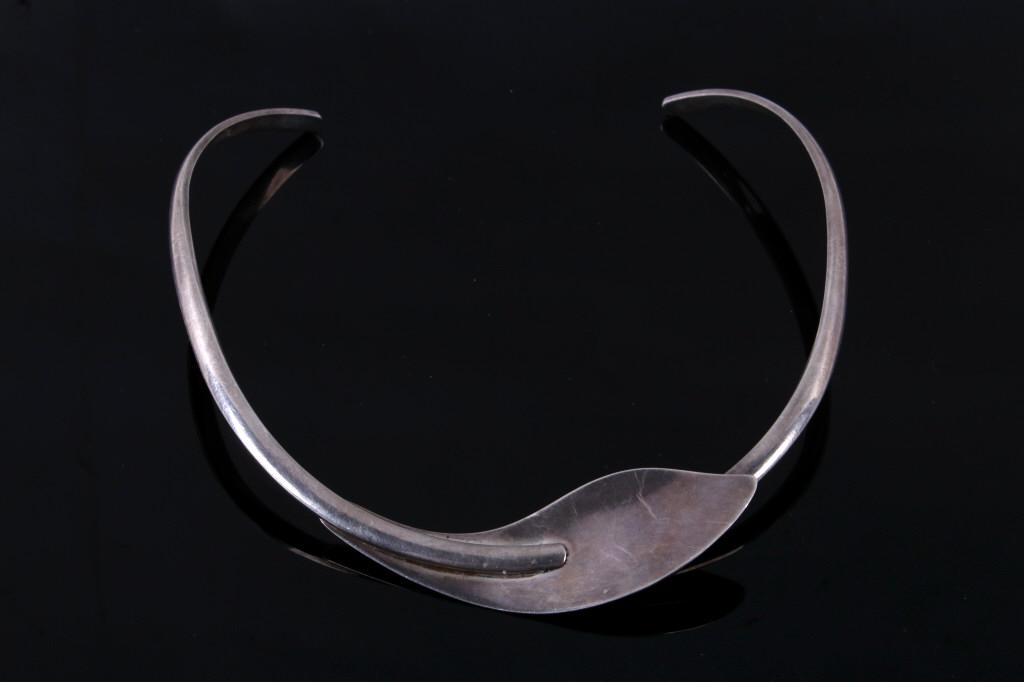 Sterling Silver Band Choker Necklace: For your consideration is this Sterling silver band choker necklace. This is a good band choker necklace showing extremely sturdy construction with a leaf motif at the center of the decoration. This c