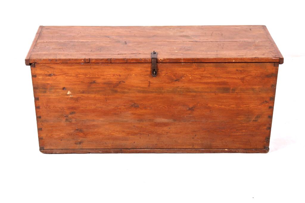Mid 1900's Rustic Oak Dowry Hope Chest: For your consideration is this rustic oak dowry hope chest shown from the mid 1900's. This is a good hope chest showing solid design and craftsmanship. The chest sits on small casters and features cas