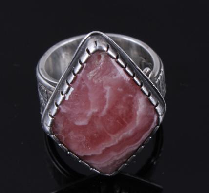 Hallmarked Banded Carnelian Sterling Silver ring: In this lot we have a beautiful diamond shaped banded carnelian gemstone on a hallmarked sterling silver ring. The band of this ring has a creative design of one end being the shape of an arrow. The f