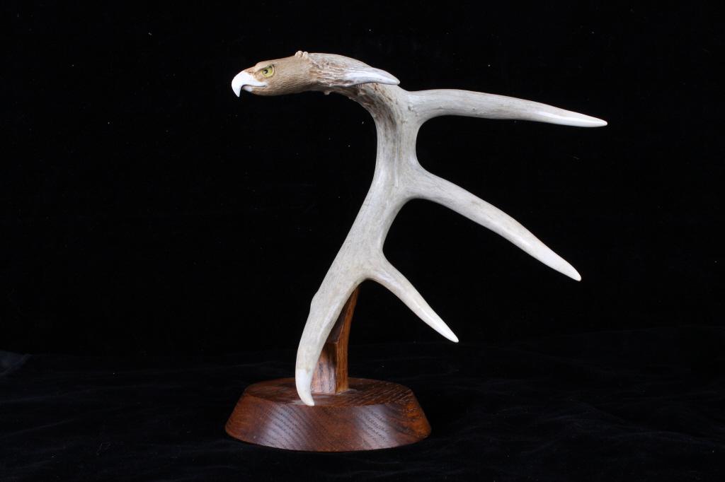 Mounted Hand Carved Eagle Antler Mid Century: For your consideration is this mounted hand carved eagle antler circa mid century. The antler is a 4x4 whitetail antler and an eagle is hand carved into the root of the antler and is mounted on a stai