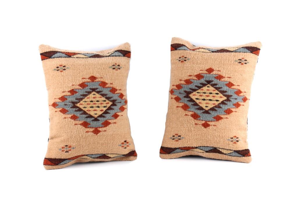 Melis Star Churro Wool Set of Two Pillows Hipolito: The lot features an excellent set of two handwoven, flat weave pillows by master weaver Cesar Hipolito. The pillows were made using 100% soft, fine, Churro Wool yarns. Churro wool is a time-tested fib