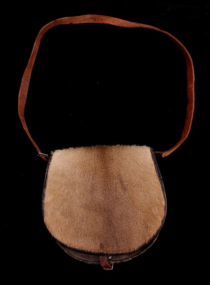 Early 1900's Deer Hide & Leather Hunting Haversack: For your consideration is this deer hide and leather hunting haversack, circa early 1900's. The bag shows sturdy harness leather, cloth, and deer hide construction and two pockets shown on the inside 