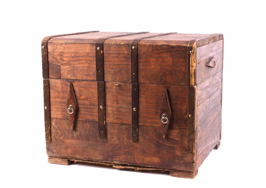 Pine Wooden Banded Keepsake Chest c. Mid 1900's: For your consideration is this pine wooden, banded keepsake chest, circa mid 1900's. This keepsake box shows good construction with wood banded design, tack decoration, and wooden bands that line up f