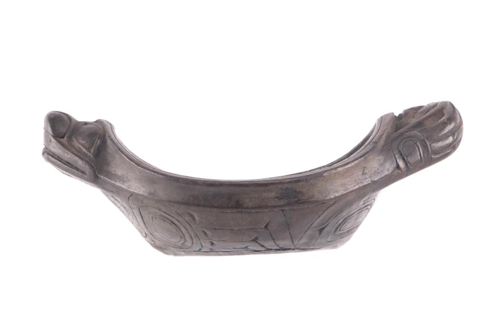 Haida Tlingit Frog Totem Tobacco Mortar 19th C.: This is an outstanding and rare Northwest Coast Haida-Tlingit Frog Effigy Totem tobacco mortar pottery bowl dating from the 19th Century. Provenance: Purchased from DuMouchelles from Detroit, MI for o