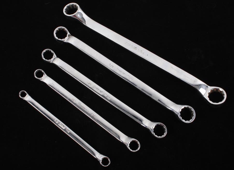 Snap-On 5pc SAE Offset Box End Wrench Set: Featured is this Snap on tools 5pc SAE offset box end wrench set with the XB model series. There are five pieces in this set with model numbers and sizes as follows: XB2830 - 7/8" & 15/16", XB2426 - 3