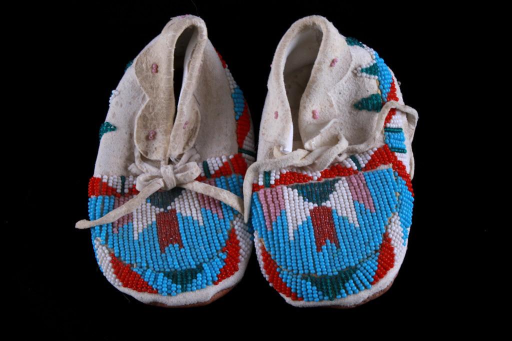 Montana Gros Ventre Beaded Child's Moccasins 1970s (1 of 17)
