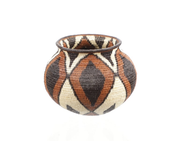 Panamanian Wounaan Chunga Palm Woven Vessel: Featured in this lot is this Panamanian Wounaan palm woven vessel. The woven vessel features a wonderfully and professionally crafted Chunga Palm woven construction that shows geometric patterns with 