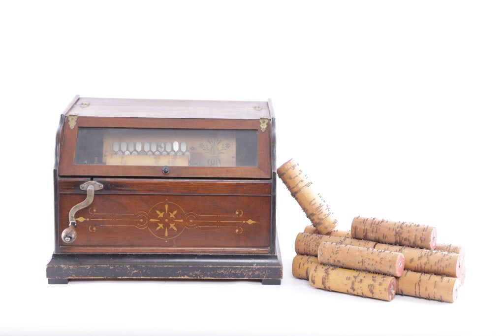 American Victorian 1887 Concert Roller Organ: Featured in this lot is this American Victorian 1887 concert roller organ. The roller organ features a wonderfully and professionally crafted wooden and brass construction that shows cylinders that ge