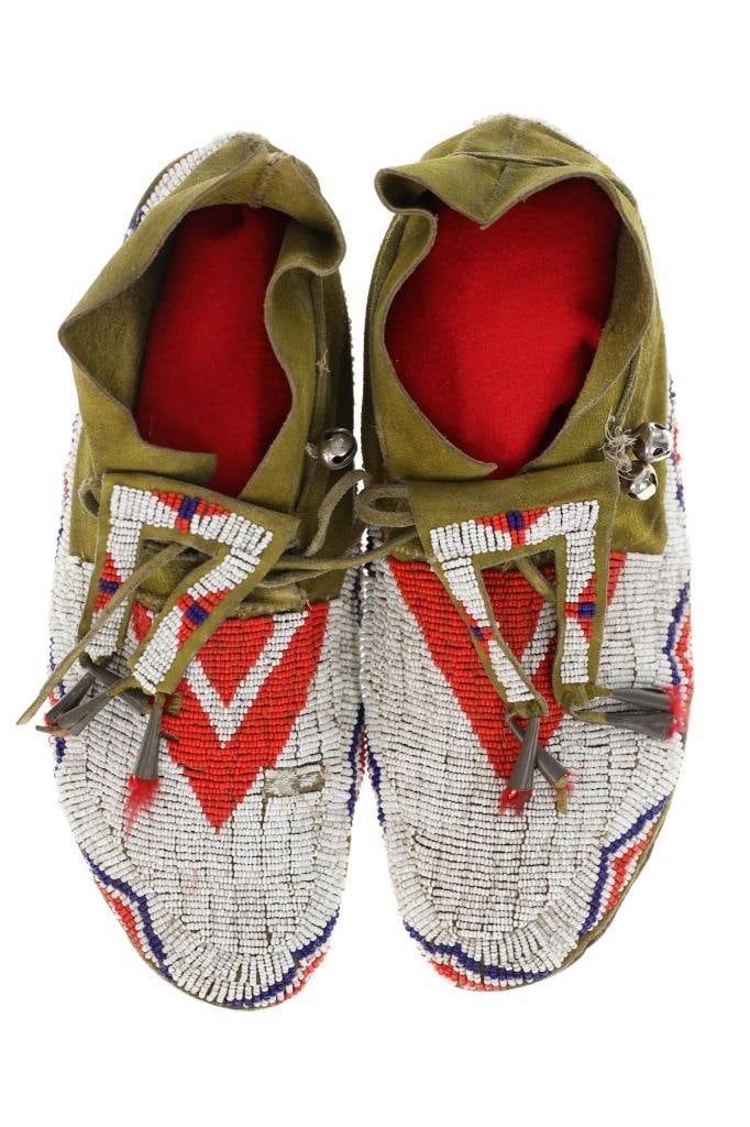Sioux Beaded Bifurcated Tongue Mens Moccasins (1 of 9)