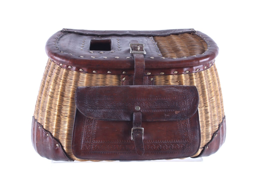 W.H. McMonies & Co. Model 60 Size 5 Fishing Creel: Featured in this lot is this handcrafted fishing creel, Model 60, size 5, made by W.H. McMonies & Company in Portland Oregon in the early 20th century. W.H. McMonies & Co., headquartered in Portland, 