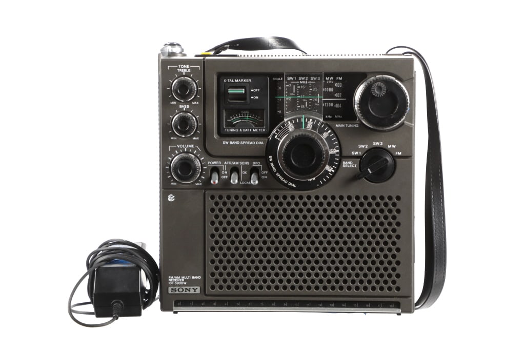 Sony FM/AM Multi Band Receiver ICF-5900W 1976: For your consideration is this 1976 Sony FM/AM Multi Band Receiver ICF-5900W communication receiver. This is a classic?piece?of Sony engineering from the golden era of shortwave radio. This portable r