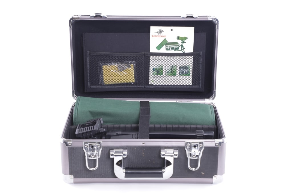 Winchester WT-631 Spotting Scope & Carry Case: For your consideration is this Winchester WT-631 Zoom Spotting Scope, tri-pod and carry case circa late 1990s to early 2000s. This spotting scope has a variable zoom going from 15x to 45x moving up in