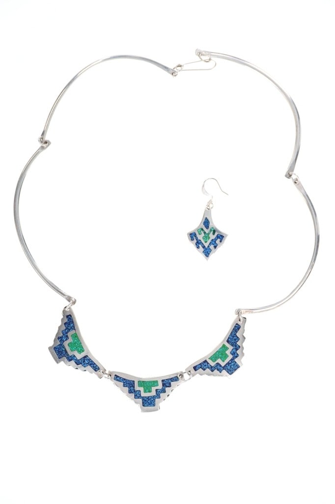 Mexican Alpaca Silver Chipped Lapis Lazuli Jewelry: Featured in this lot is this Mexican alpaca silver chipped lapis lazuli jewelry. There is a single earring and a necklace in this collection with both showing a chipped lapis lazuli and malachite geom