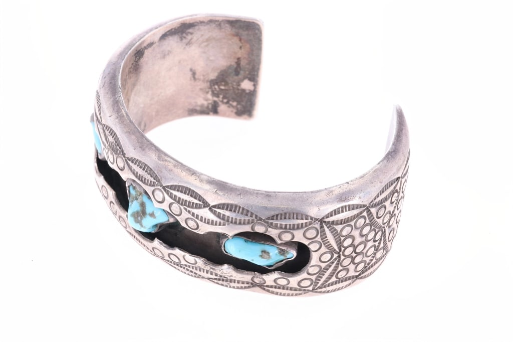 Navajo Classic Pawn Turquoise Cuff Bracelet: Featured in this lot is this beautiful, classic pawn Navajo, sterling & Sleeping Beauty cuff bracelet. This piece is unmarked, showing no makers signature or hallmark. This sterling cuff bracelet show