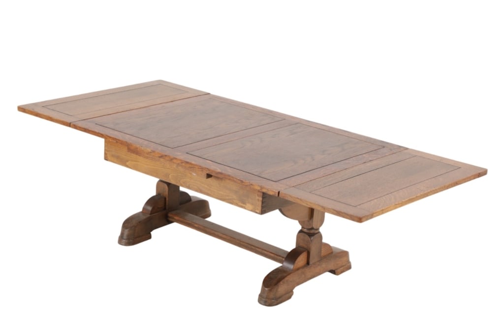 Ca. 1930's Oak Leaf Extending Coffee Table: Featured in this lot is an oak leaf expanding coffee table circa 1930s. The coffee table features a wonderfully and professionally crafted oak construction that shows the center part removable as a le