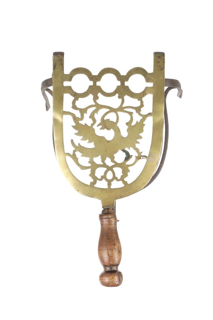 Ca. 1700-1800's Early American Brass Trivet Stand: This is a fantastic late-1700’s to early 1800’s early American Regency brass and forged iron Phoenix trivet stand with turned wood handle. Popular in early American and England during the 18th cen