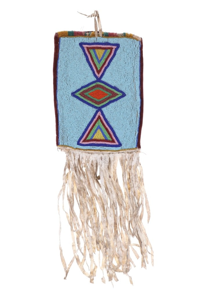 19th-C. Crow Aps?alooke Beaded Signal Mirror Case: The lot features a beautiful circa 19th-century beaded signal mirror case flat bag from the Crow Aps?alooke of Montana from the ex-Fighting Bear Antiques Terry Winchell collection. The bag is comprise