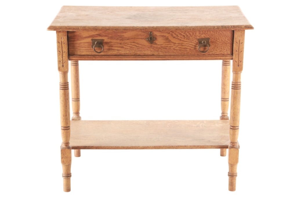 Antique Mission Style Quartersawn Oak Side Table: Featured in this lot is an Antique Mission Style Quartersawn Oak Side Table, circa 1890s to 1920s. This Mission side table has a single locking drawer with simple ring pulls and a lower shelf. The tur