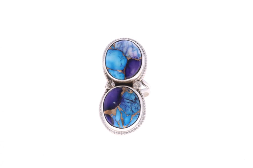 Santo Domingo Clarence Bailon Purple Mojave Ring: Featured in this lot is this Original Santo Domingo Kewa Clarence Bailon Purple Mojave Ring, circa late century. This ring features a wonderfully and professionally crafted sterling silver and two