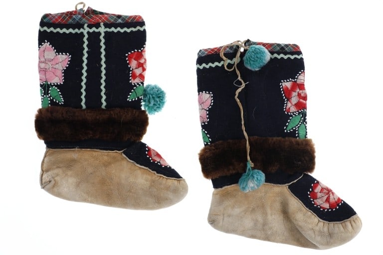 Blackfoot Indian Beaded Embroidered Moccasins (1 of 11)