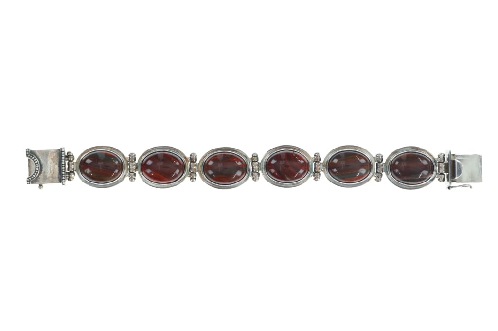 Sterling & Agate Bracelet by Exex Claudia Agudelo: Featured in this lot is this sterling silver and agate bracelet from silversmith and jeweler Exex Claudia Agudelo. The bracelet is hallmarked "EXEX .925" and has a heavy sterling silver construction