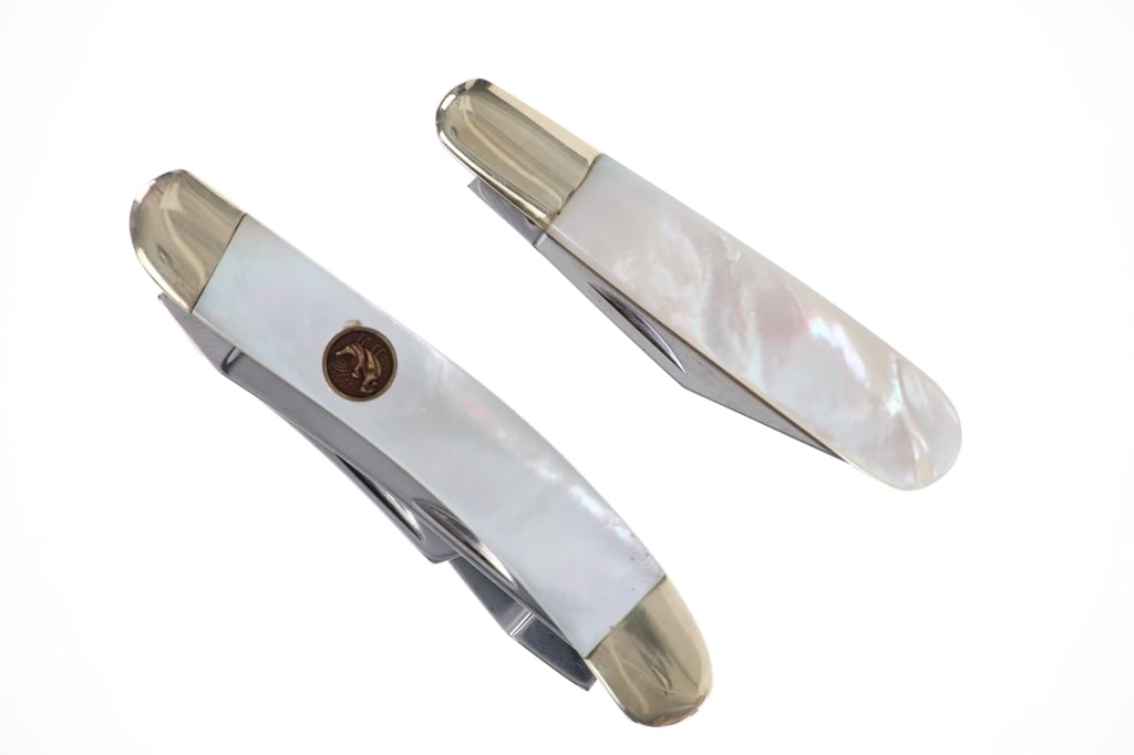 Hen & Rooster Bertram Mother of Pearl Knives: Featured in this lot is this pair of Hen & Rooster Bertram Mother of Pearl folding knives. There are two knives in this lot. The first is a stockman design with the siding set Mother of Pearl with the