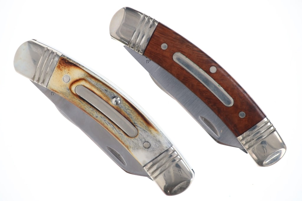 A.G. Russell Rogers, AK "Swing Blade" Knife Pair: Featured in this lot is this pair of A.G. Russell Rogers, Arkansas "Swing Blade" folding knives. There are two knives in this collection. The first shows a "Swing Blade" design with a burl wooden sidi