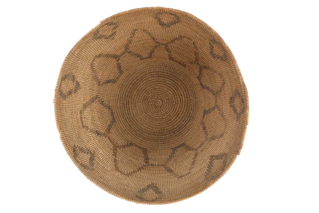 c. 1890 Yokut Indian Rattlesnake Gathering Basket: Featured in this lot is this Yokut Indian "Rattlesnake" pattern gathering basket circa 1890's. The basket features a wonderfully and professionally woven devil's claw material construction that shows