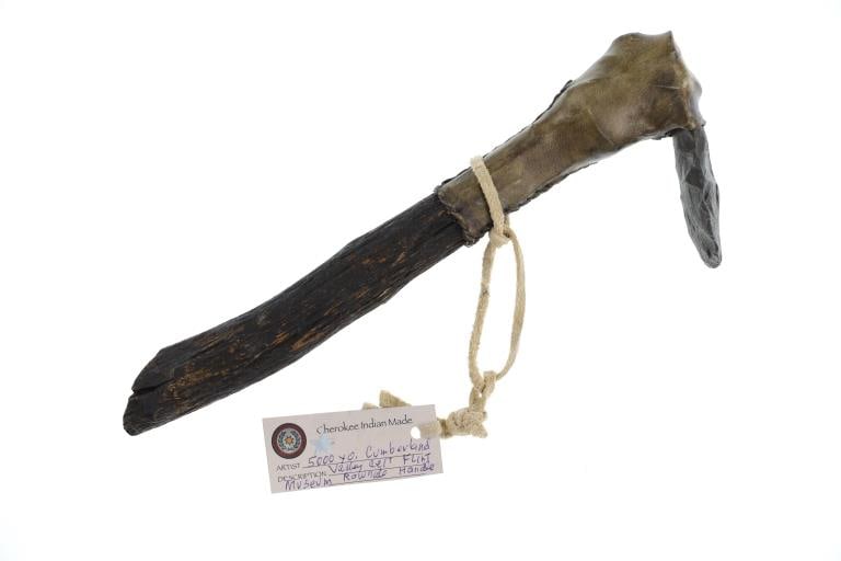 5000 YO Cumberland Valley Flint Celt Adze Scraper: Featured in this lot is this 5000 year old Cumberland Valley flint celt adze scraper. The scraper features a wonderfully and professionally crafted wooden, rawhide, and flint construction that shows
