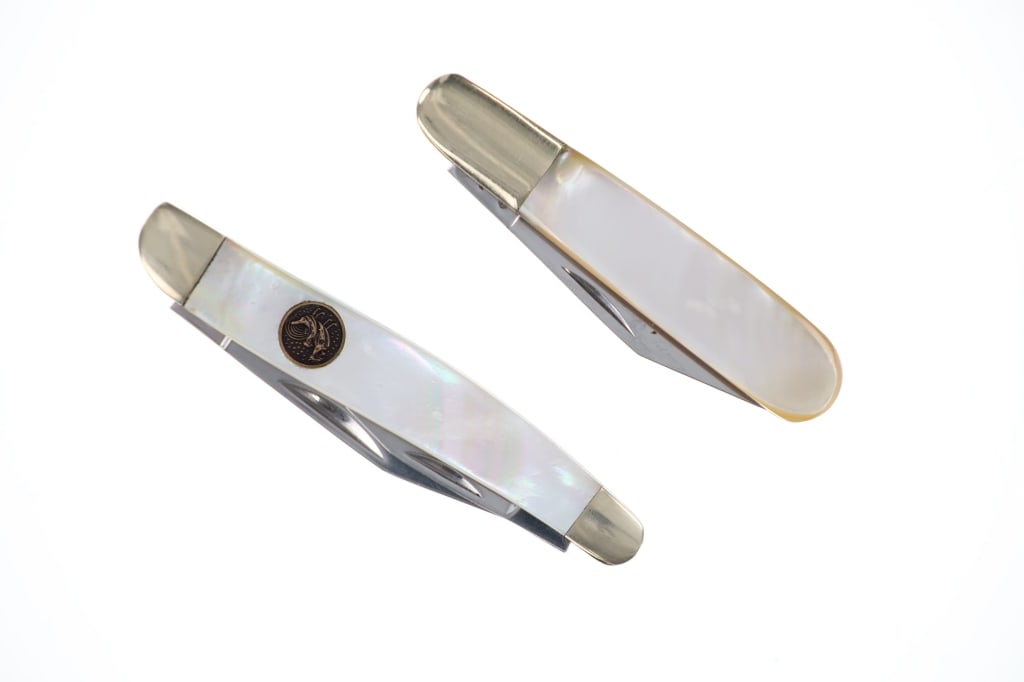 Hen & Rooster Bertram Mother of Pearl Knife Pair: Featured in this lot is this Hen & Rooster Bertram Mother of Pearl knife pair. There are two folding knives in this collection. The first is a stockman design with three different lengths of blades wi