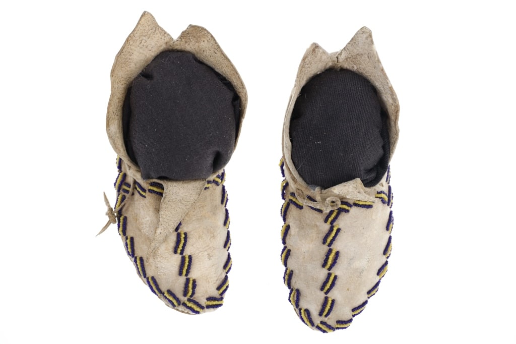 c.1882 Plains Beaded Moccasins ex-Sundog Arlee, MT (1 of 14)