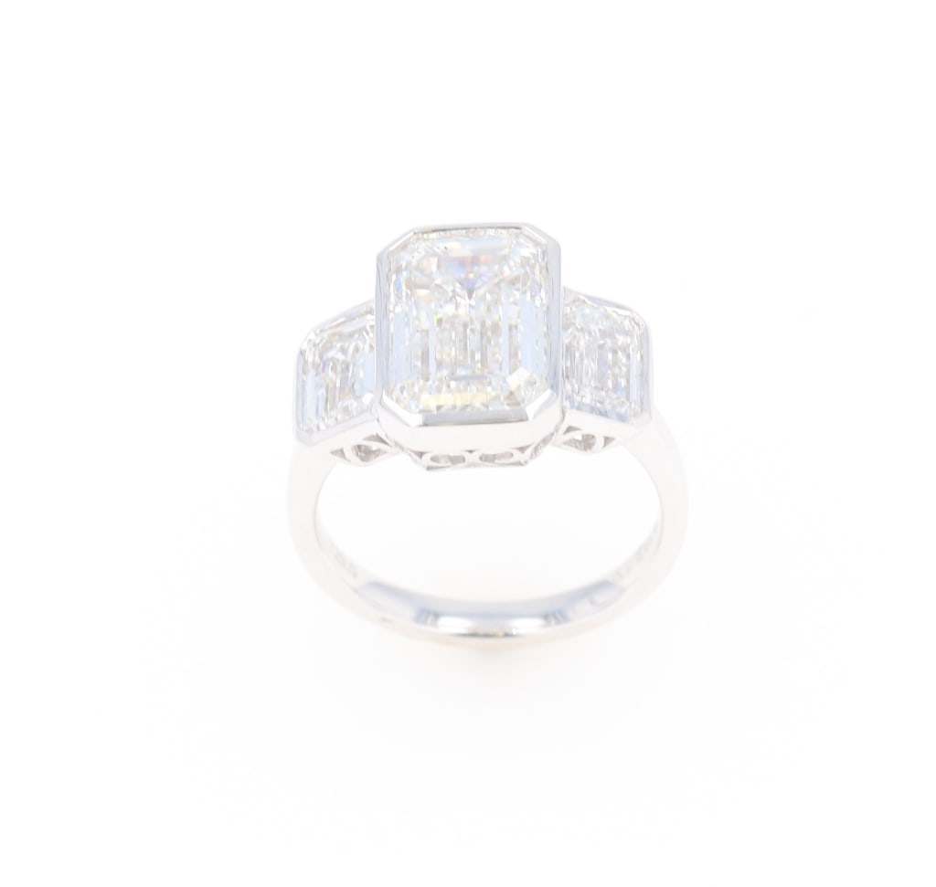 VVS2-VS1 Diamond 7.25 cts. Designer 14K Gold Ring: The lot features a beautiful Oscar Friedman designer 14 karat white gold ring set with 7.25 carats of Diamonds (IGL Certified lab diamonds). The ring is signed Oscar Friedman 14K and shows a large cen