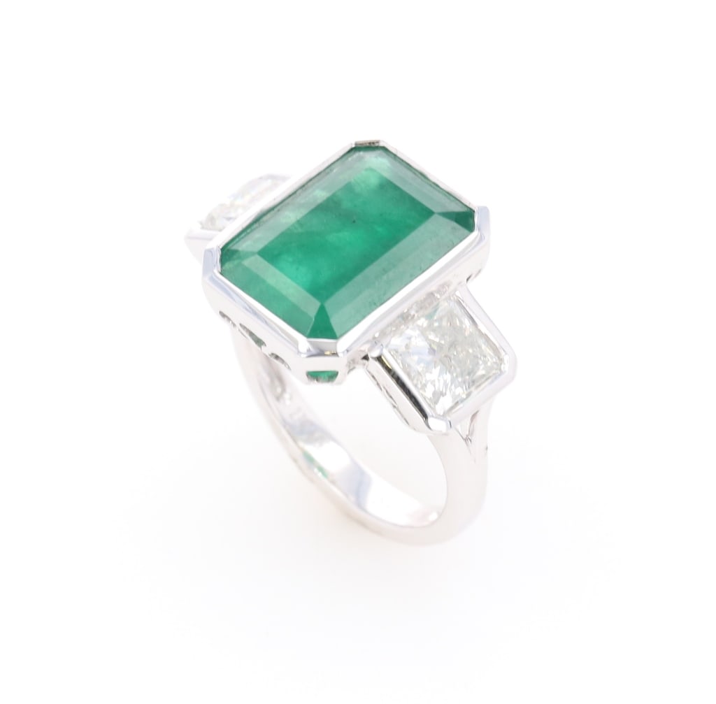 Rare Certified Russian Emerald 6.93 ct 18K Ring: The lot features an amazing Oscar Friedman designer 18K gold ring set with a GIA Certified natural Russian Emerald with 6.93 carats along with 2.74 carats of natural Diamonds with paperwork. The centr