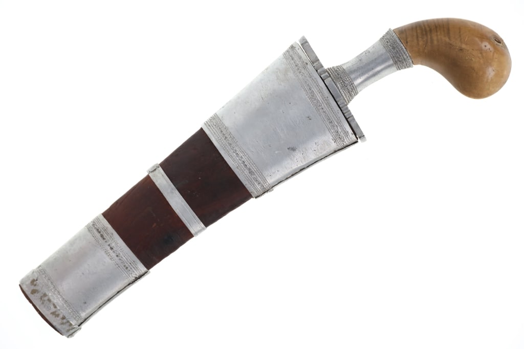 Southern Philippines Punyal (Gunong) Knife 20th C: Featured in this lot is this early 20th century, Southern Philippines Punyal (Gunong) knife and scabbard. The punyal (or pu?al) is a traditional Filipino dagger with deep roots in the southern Philipp