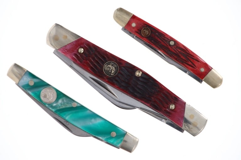 Hen & Rooster Bertram Jigged Bone Folding Knives: Featured in this lot is this Hen & rooster Bertram jigged bone and celluloid folding knives. There are three knives in this collection. The first two shows dyed and jigged bone siding with the Hen & R