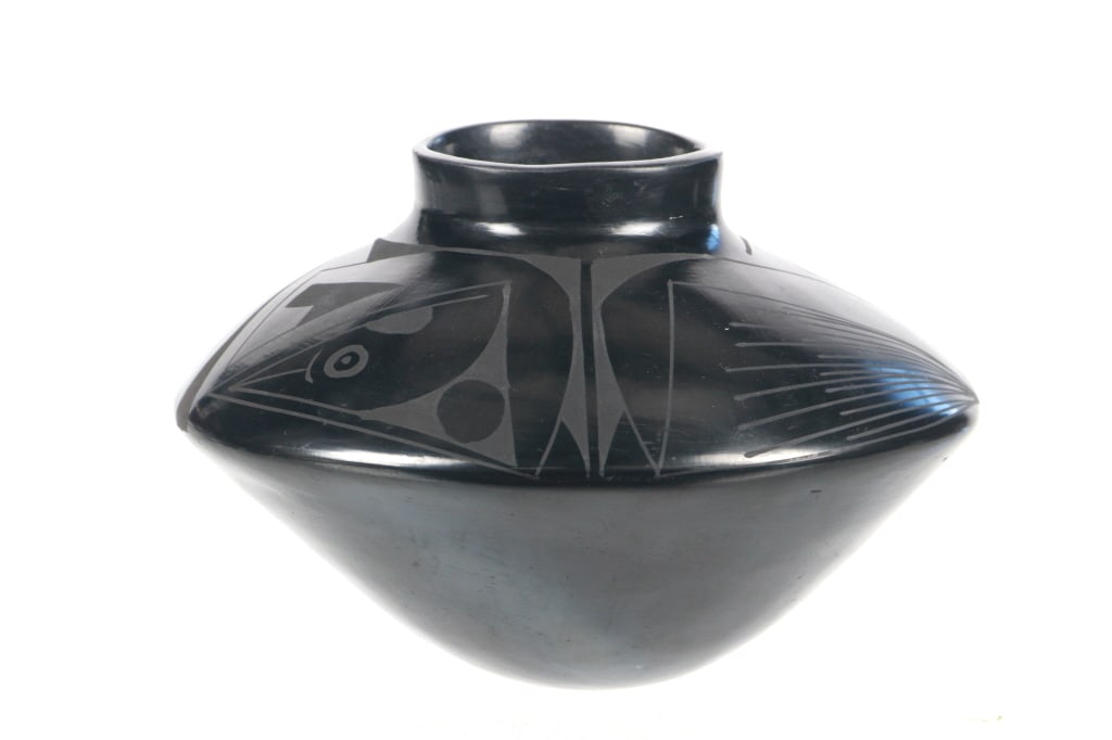 Mata Ortiz Black on Black Olla by Mary Quezada: Featured in this lot is this Mata Ortiz black on black olla pot by Mary Quezada. The pottery vessel features a wonderfully and professionally crafted construction that shows a traditional black on bla
